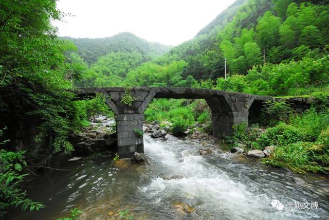 在余姚市陆埠镇翁岙村东侧庙陇山脚,有一座同安桥,南北横跨于翁岙大溪