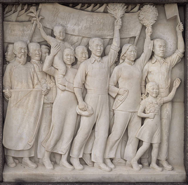 刘开渠《人民英雄纪念碑浮雕·欢迎解放军》,200cm×200cm,汉白玉