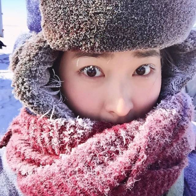 最后,她也真的与"覃雪梅"融为一体.