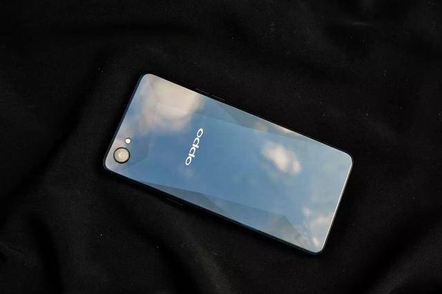 oppo a3机身背面左上角为后置摄像头和补光灯,背壳中央则为oppo的