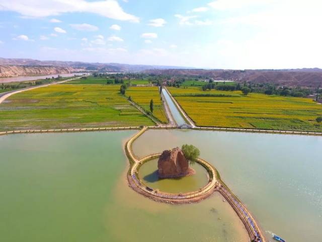 水韵·独石景区简介:"水韵·独石"乡村旅游景点位于靖远县糜滩镇独石