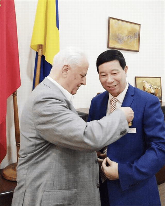 乌克兰首任总统克拉夫丘克为刘瀚锴授勋表彰其贡献