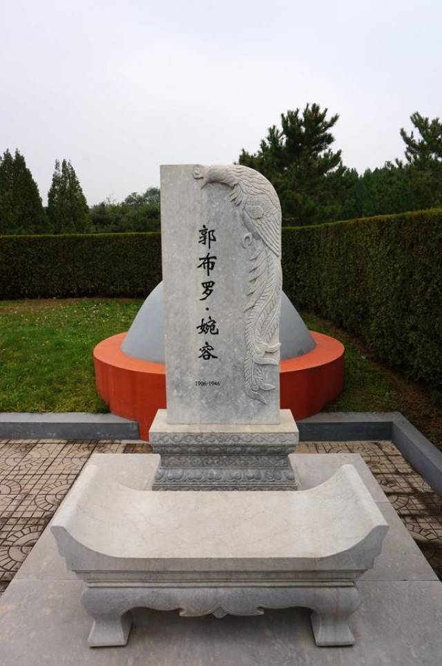 最后插一句,溥仪墓地旁的婉容衣冠冢是2006年才修建的,由婉容弟弟润麒