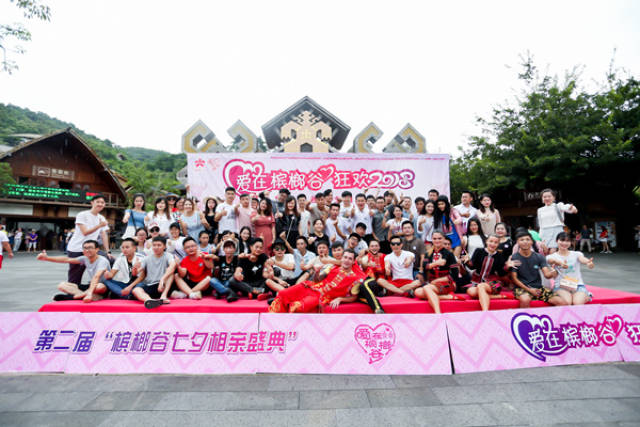 槟榔谷千人欢跳竹竿舞 狂欢音乐节震撼上演