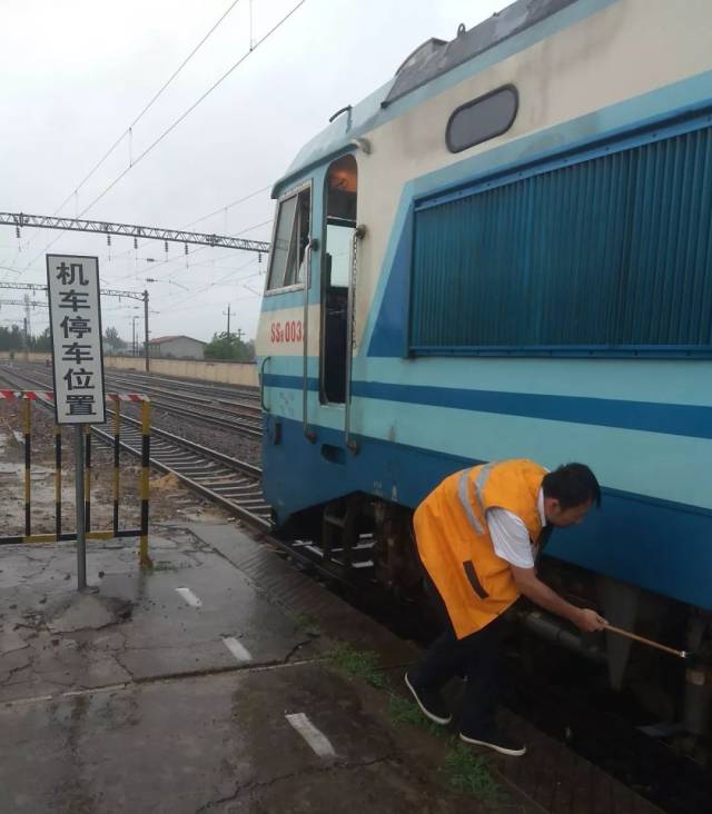 狂风暴雨中,千名铁路职工鏖战一线抢险确保列车安全!