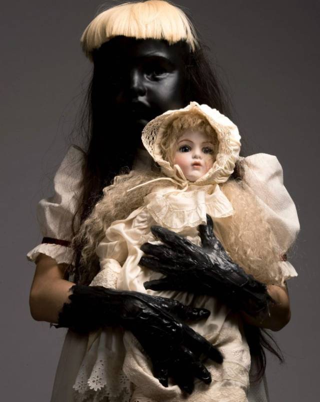 她收集的古董娃娃,带着一丝诡异