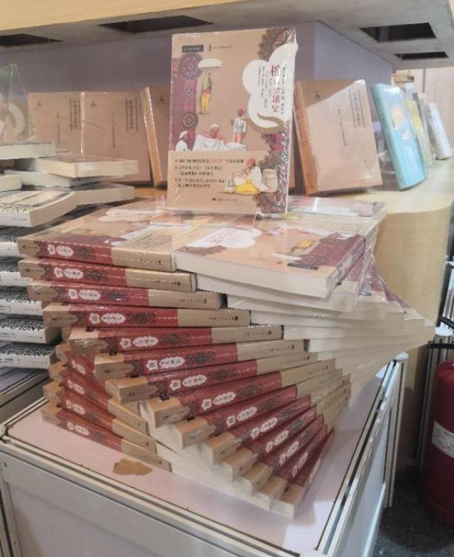 工作人员说,摆放这些书堆大约需要两个工作日,每年摆放的形状也会根据