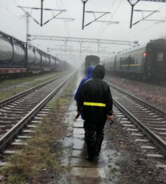 狂风暴雨中,千名铁路职工鏖战一线抢险确保列车安全!