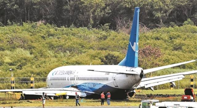 厦门航空mf8667次航班滑出跑道