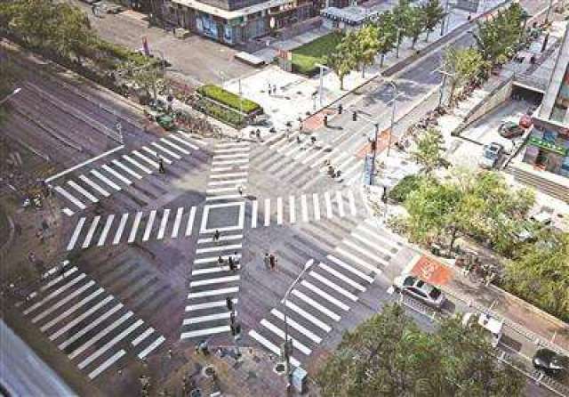 北京首个全向十字路口投入使用, 还羡慕纽约东京香港吗?