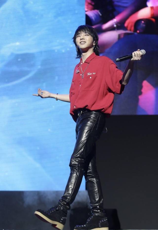 华晨宇剑走偏锋,这么丑的鲻鱼头也敢留,网友:这