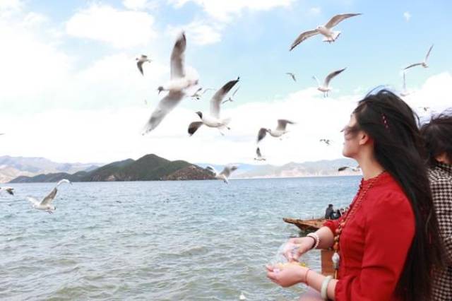 一个可爱女人在泸沽湖放飞自我,网友:她的着装风格我很喜欢