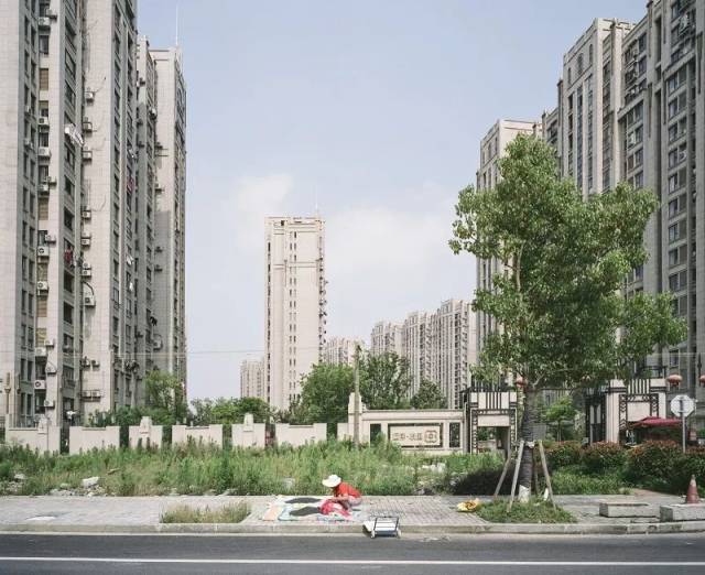 1号线的终点站,位于宝山区的富锦路正在从农村转换为城镇的道路上