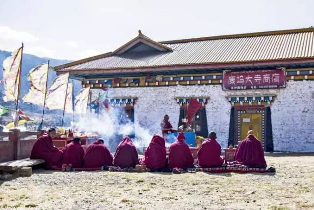 康坞大寺离寸冬海子不远,坐落在河谷间的高山草甸上,是木里的第二大