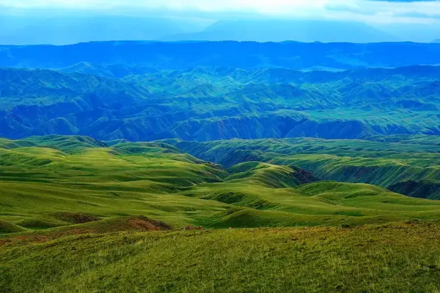 ketmen呈高山深谷地貌,绵延的山丘此起彼伏,就像大地之上绿色的波浪线