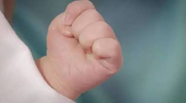 宝宝的手经常握拳正常吗?需要治疗吗?