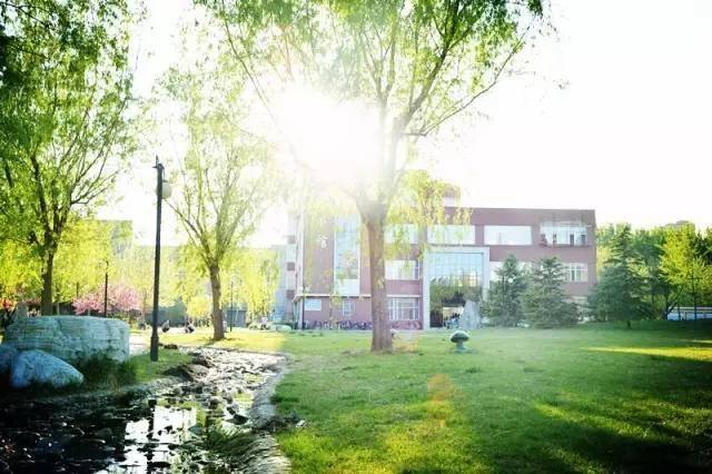 学校的地址:河北省廊坊市燕郊经济技术开发区迎宾路45号燕京理工学院