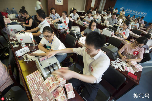 银行员工点钞识假技能比武 10分钟手工点完2600张