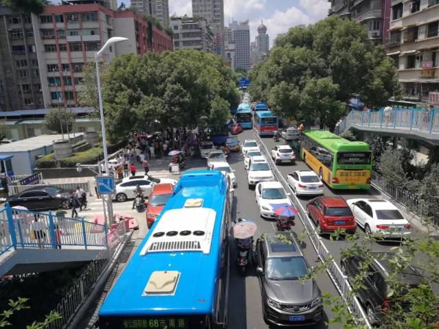 今天贵阳咋这么堵!原来宝山北路道路有塌陷!修复时间待定