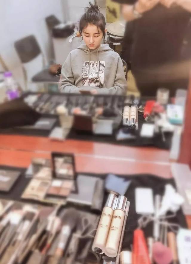 (杨超越化妆台)