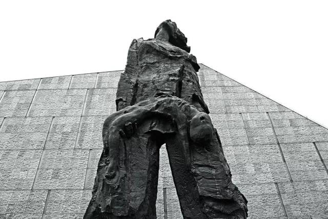 雕塑《家破人亡》,表现的是南京大屠杀期间,一位母亲抱着死去的孩子仰