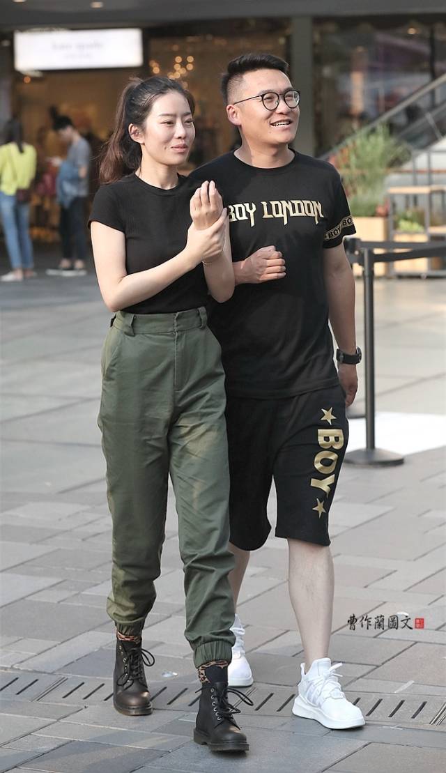 街拍恩爱小情侣的各种互动亲密姿势