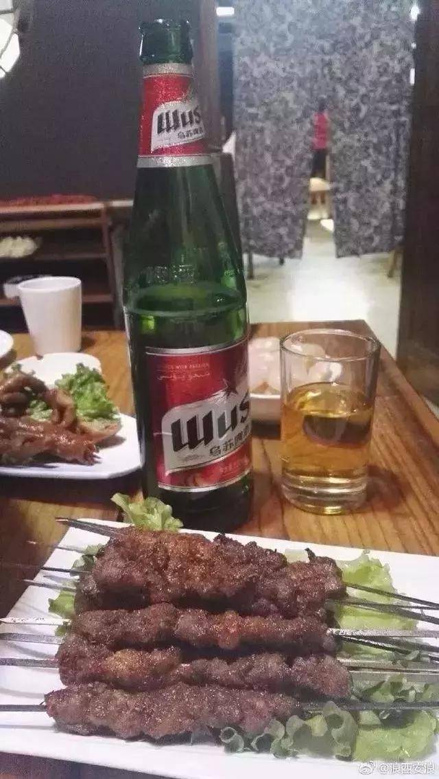 新疆朋友接待有一个规定搭配,那就是乌苏配烤肉,有朋友向小编介绍