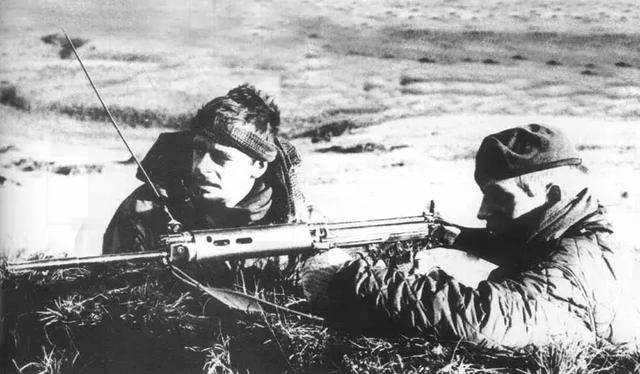 马岛战争中英阿双方都使用的是fal英军的fal(l1a1)只能半自动射击而