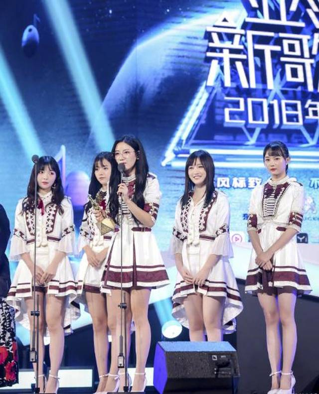 发表了感言:"非常感谢大家,感谢新浪微博和亚洲新歌榜给我们这个荣誉