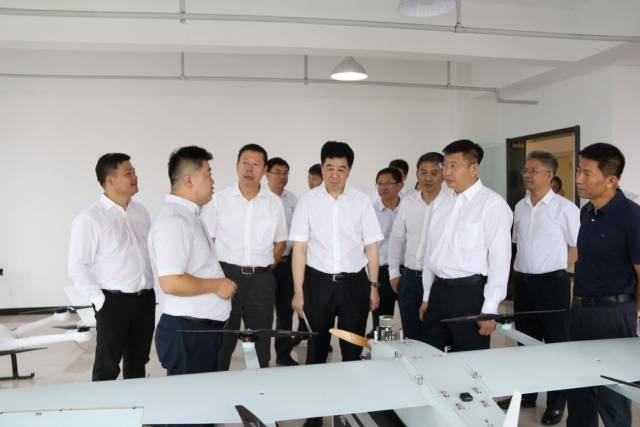 公司总经理杜亮向副省长安立佳介绍公司主营产品