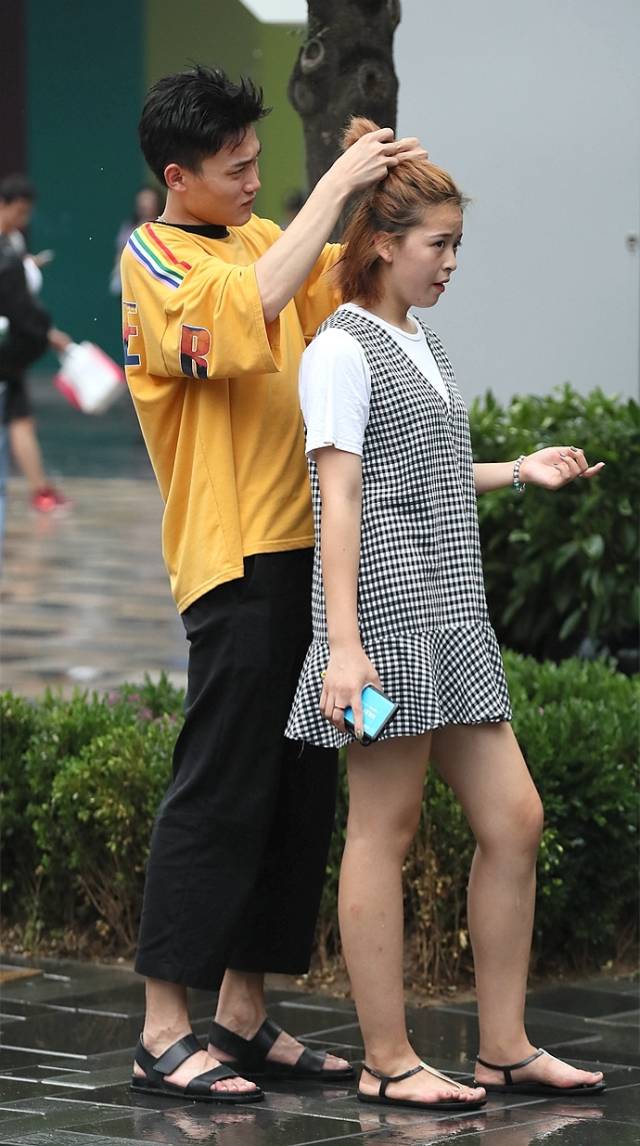 街拍恩爱小情侣的各种互动亲密姿势
