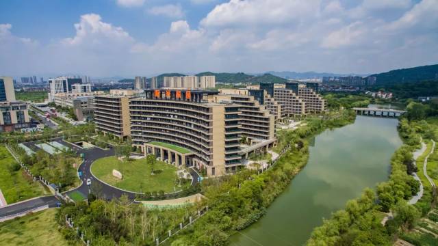 年轻人住进养老院,月租300元,每月志愿助老服