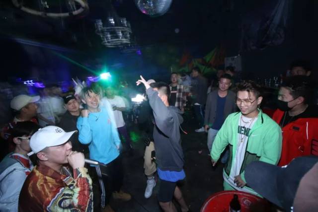 鹿晗关晓彤甜蜜庆生,黄子韬被酸发文公布"恋情",网友:太可爱
