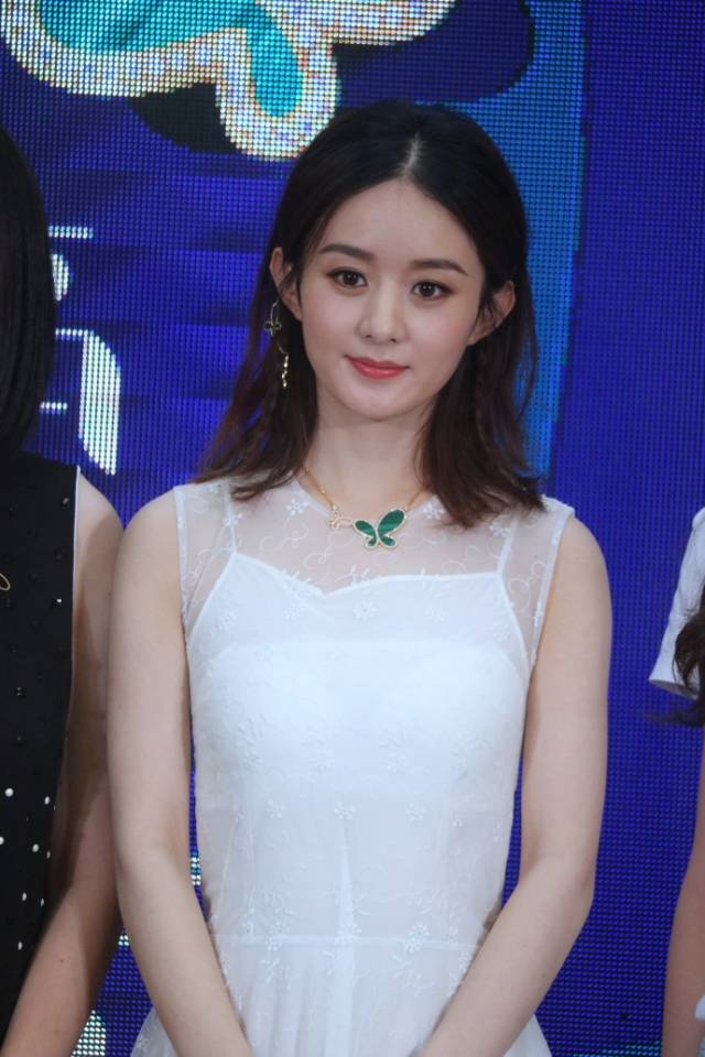 赵丽颖穿白色连衣裙手捧鲜花亮相代言活动,微微一笑真的好甜!