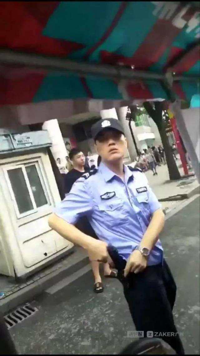 17日晚,在广州街头发生了一起"警察"持"枪"吓路人的事件.