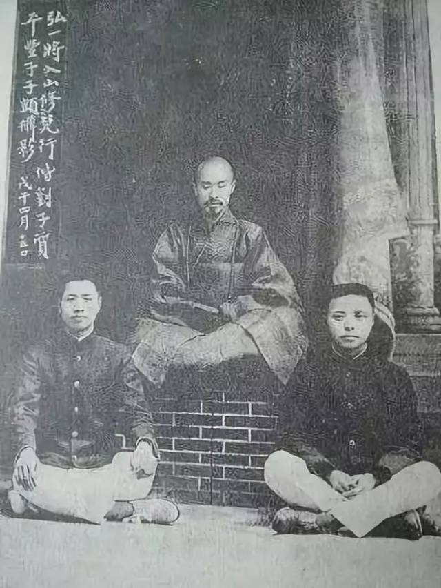 此前,正在浙江第一师范任教的李叔同将一直视若珍宝的书籍字画,折扇