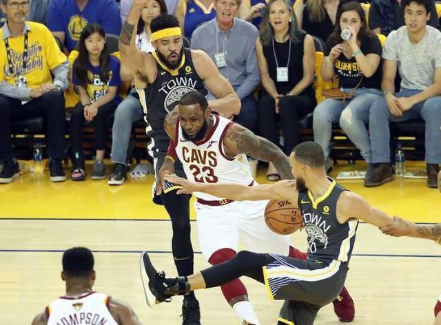 29分,库里9记三分创纪录,勇士再胜骑士总分2-