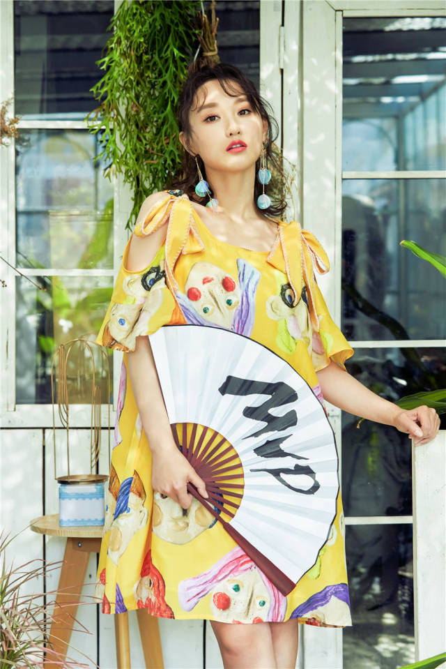 康琳浠夏日写真曝光,深邃"眼神杀"撩力十足!