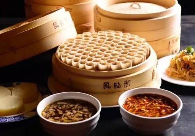 搓好的莜面饸烙入笼屉和莜面窝窝一起蒸15分钟即可.