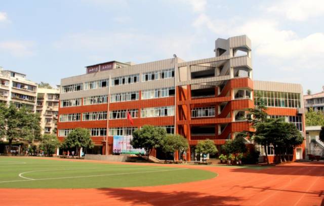 最美的未来在于陪伴 "  李家沱实验小学地处成华区李家沱社区,是成都
