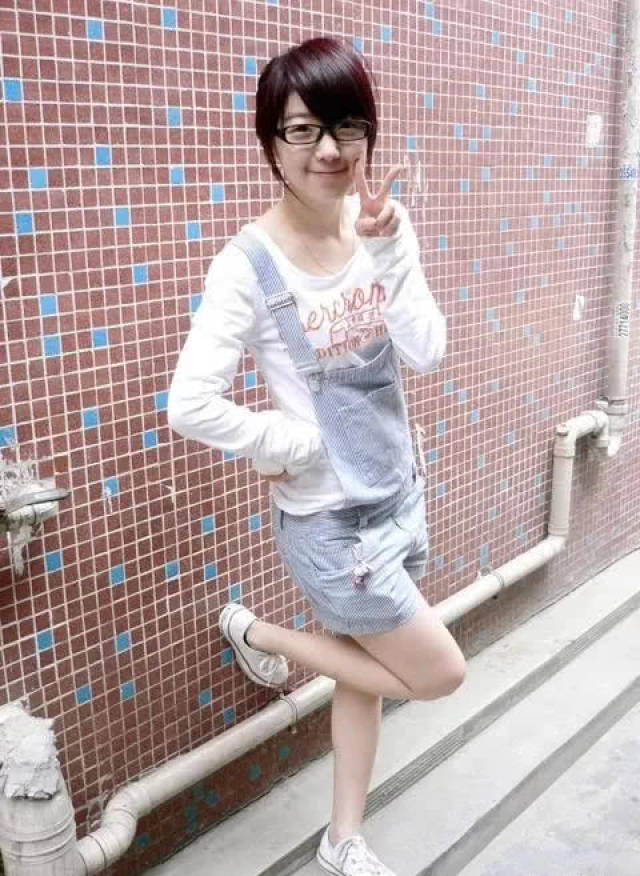 公主小凡真名杨佳晏,也是最早的一批非主流美少女.