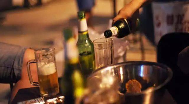 【无语】吴忠男子因朋友酒桌上不给面子,拿起酒杯砸向