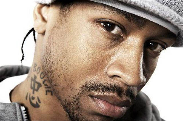 詹姆斯现身湖人球馆,裸背晒纹身诠释伟大,球迷