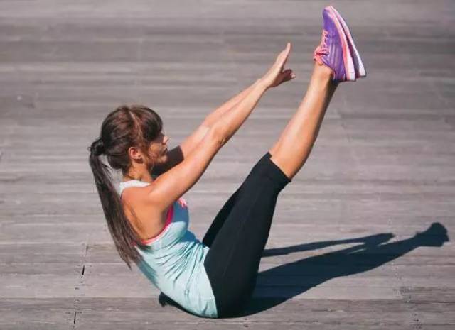 3个热身动作,8个训练动作,打造你的巧克力腹肌