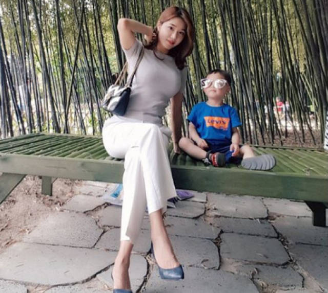 瑜伽辣妈秀身材,曲线玲珑似葫芦,你猜不到她年龄