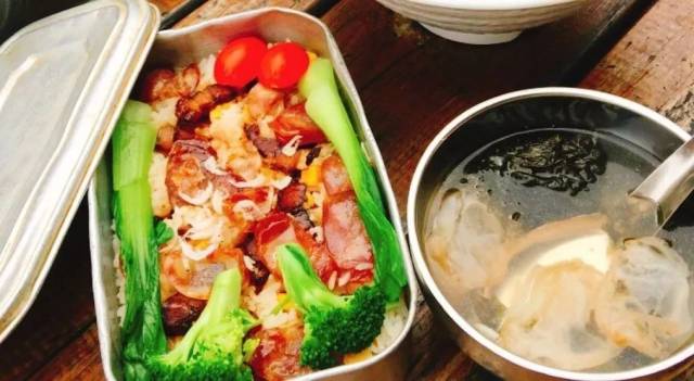 招牌工厂铁盒饭也是 满满的年代感
