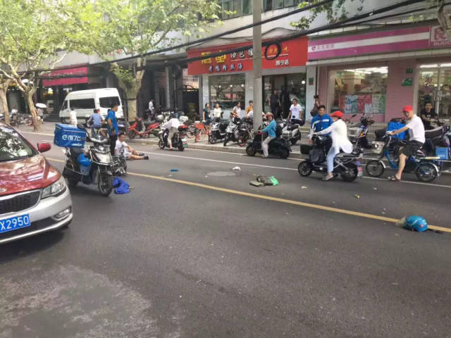 突发又是饿了么武夷路上外卖小哥撞倒骑电瓶车男子