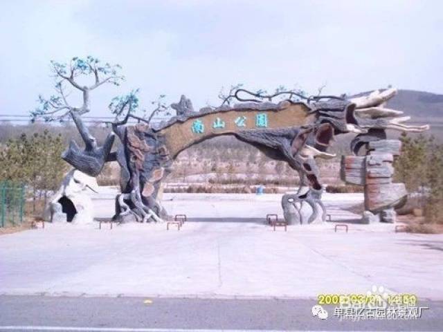 假树大门仿真树大门施工工序_忆古园林详解