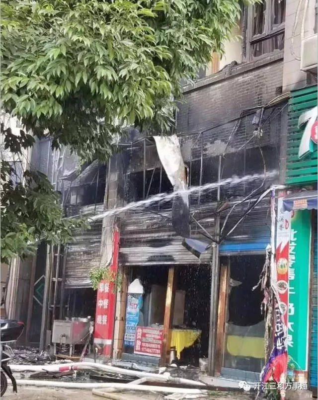 昨天早上渠县万兴广场一饭店燃起大火,楼上也被殃及