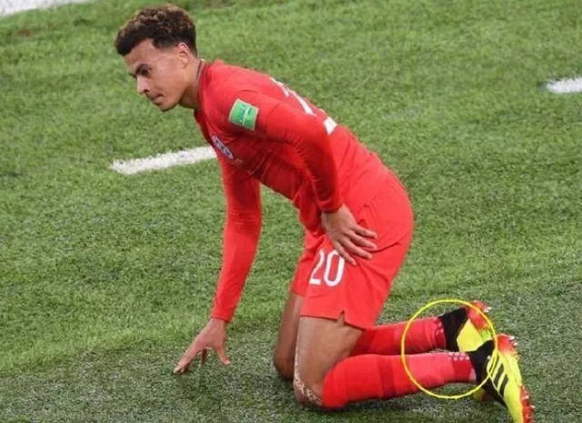 EZer说丨领奖服事件,在足坛这儿不值一提